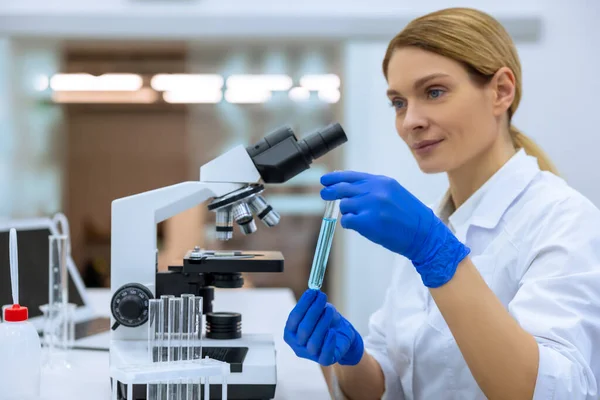 Laboratório Investigação Médica Cientista Feminina Usando Microscópio Segurando Tubo Ensaio — Fotografia de Stock