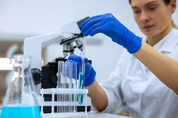 Wissenschaftler Erfindet Chemikalien Für Medizinische Zwecke Mit Pipette Und Reagenzglas — Stockfoto