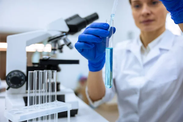 Vrouw Schoon Modern Wit Medisch Chemisch Laboratorium Werkend Lab Met — Stockfoto