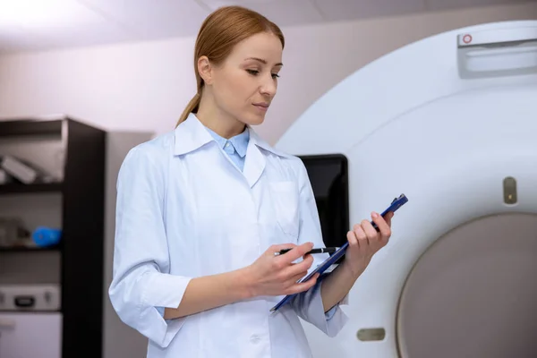 Médica Profissional Ressonância Magnética Sala Tomografia Computadorizada Hospital Moderno Fazendo — Fotografia de Stock