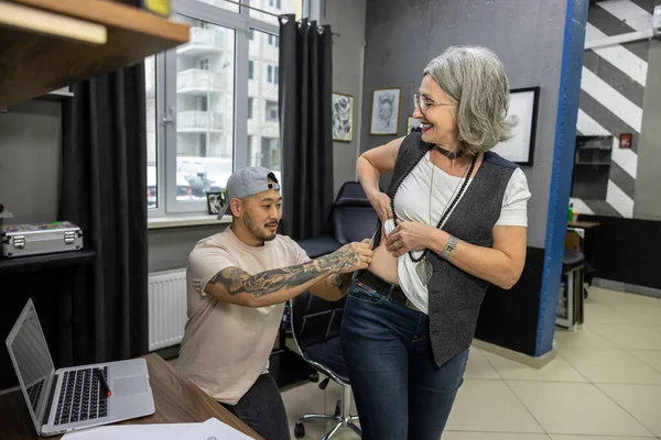 Salón Tatuajes Mujer Adulta Elige Lugar Para Tatuaje Con Maestro — Foto de Stock