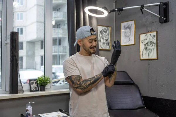 Tattoo Salon Jonge Aziatische Man Het Aantrekken Van Handschoenen — Stockfoto