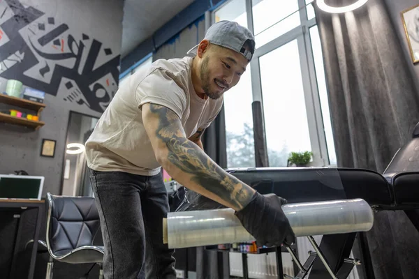 Тату Салоні Молодий Чоловік Готується Татуювання Сесії — стокове фото