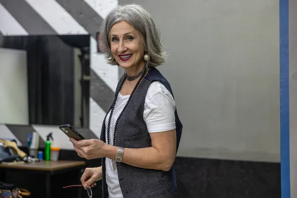 Good Looking Woman Smiling Gray Haired Woman Looking Confident — Stock Photo, Image
