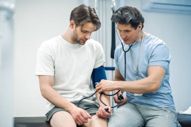 Tansiyon. Doktor hastaların kan basıncını ölçüyor.
