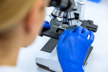 Bilimadamları veya araştırmacılar mikroskobik endoskopi yaparak hücrelerin kimyasal tepkimelerindeki değişiklikleri ve bozulmalarını inceliyorlar..