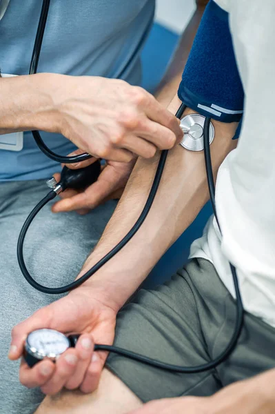 Tension Artérielle Médecin Vérifiant Pression Sanguine Des Patients — Photo