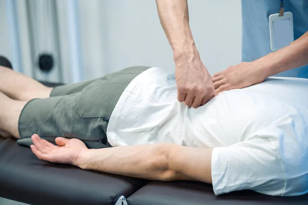 Masáž Zad Mužský Pacient Sezení Rehabilitační Masáž Zad — Stock fotografie
