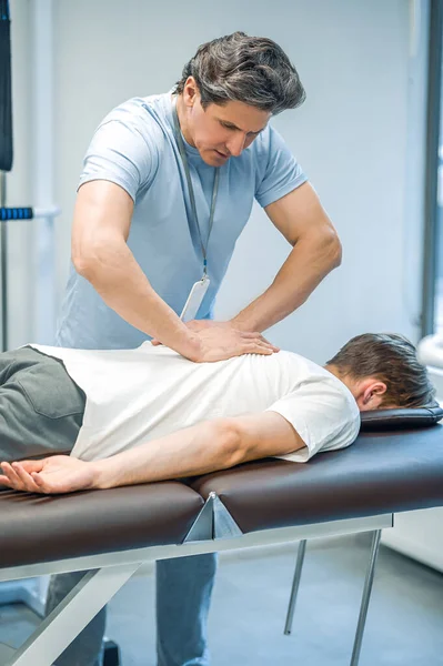 Massagem Nas Costas Paciente Sexo Masculino Tendo Uma Sessão Reabilitação — Fotografia de Stock