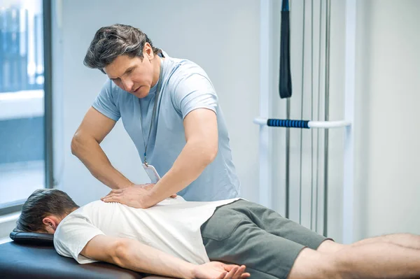 Massagem Nas Costas Paciente Sexo Masculino Tendo Uma Sessão Reabilitação — Fotografia de Stock