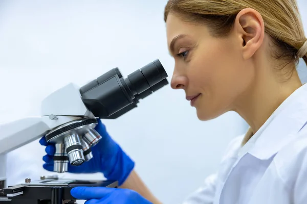 Mulher Cientista Que Trabalha Com Pesquisa Laboratório Analisando Lâminas Microscópio — Fotografia de Stock