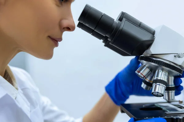 Mulher Trabalhando Laboratório Científico Moderno Pesquisando Química Experimental Usando Microscópio — Fotografia de Stock