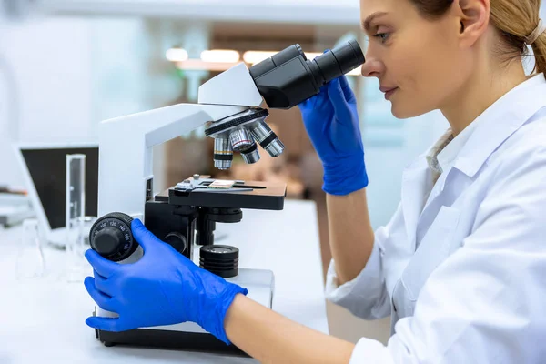 在现代科学研究实验室 基因工程工作场所从事疫苗研究的专业女科学家 未来的技术和科学 — 图库照片