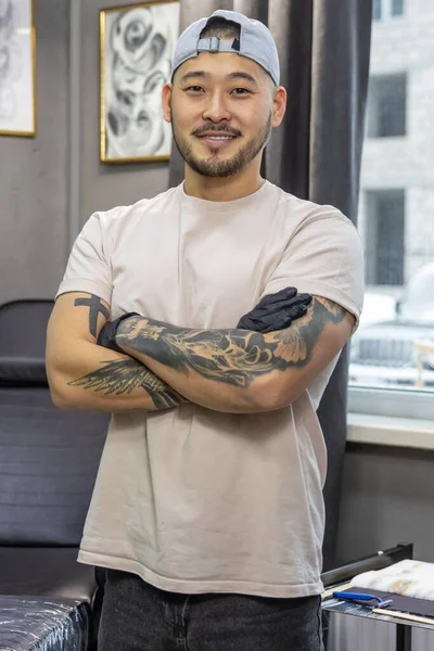 Tattoo Salon Asian Young Man Standing Tattoo Salon — Stock Photo, Image
