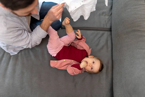 Vater Mit Kleinkind Tochter Hause Kümmert Sich Sein Baby Beim — Stockfoto