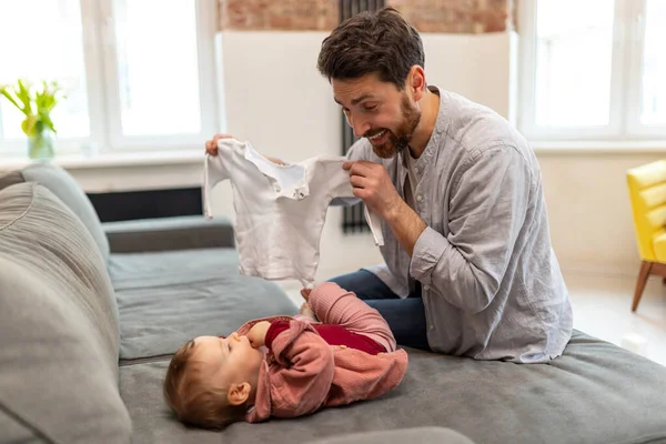 Père Avec Une Petite Fille Maison Prenant Soin Son Bébé — Photo