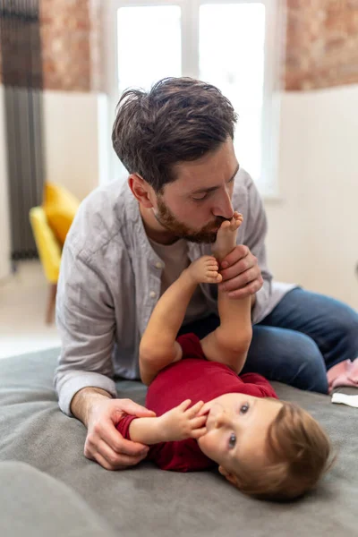 Jovem Pai Caucasiano Beijando Pés Sua Filha Bebê Bebê Casa — Fotografia de Stock