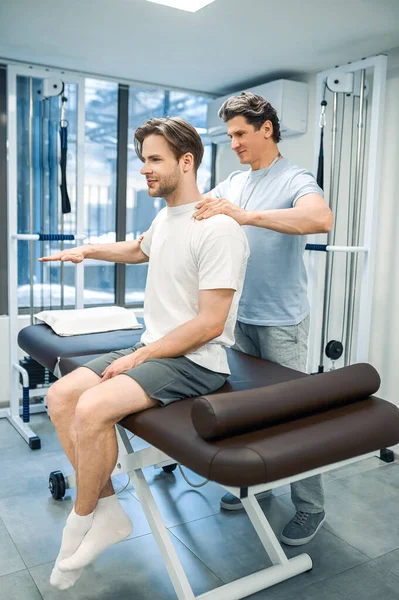 Exercício Recuperação Homem Fisioterapeuta Trabalhando Com Paciente Olhando Invadido — Fotografia de Stock