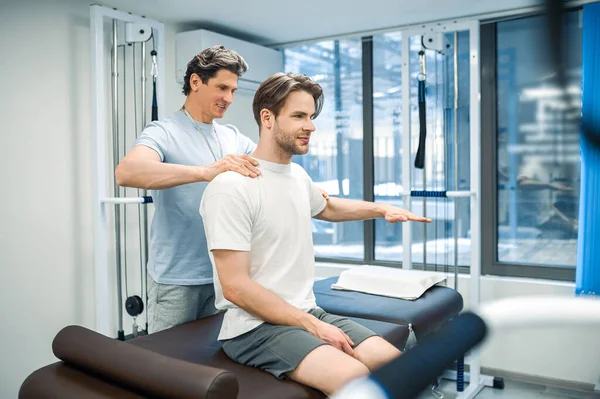Exercício Recuperação Homem Fisioterapeuta Trabalhando Com Paciente Olhando Invadido — Fotografia de Stock