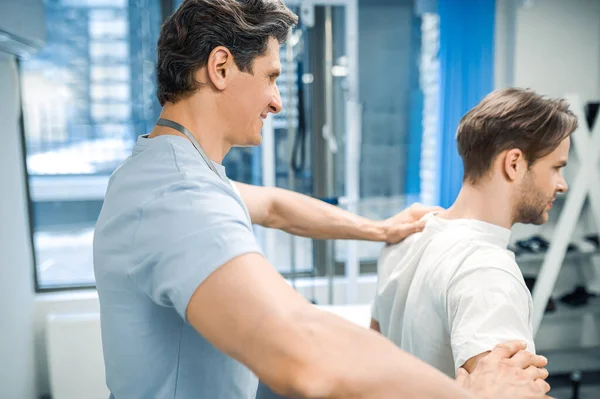 Zotavení Cvičení Mužský Fyzioterapeut Pracující Pacientem Vypadající Invloved — Stock fotografie