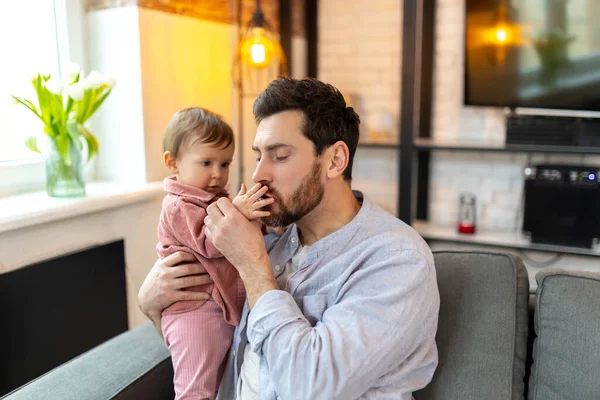 Vater Mit Baby Mann Auf Sofa Sitzend Mit Kleinkind Spielend — Stockfoto