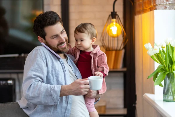 Glücklicher Multitasking Vater Mit Kleinem Jungen Der Hause Mit Dem — Stockfoto