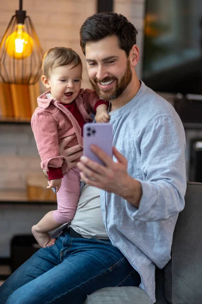 Boldog Apa Kisgyermek Nézi Mobilt Apa Tartja Telefont Szelfit Készít — Stock Fotó