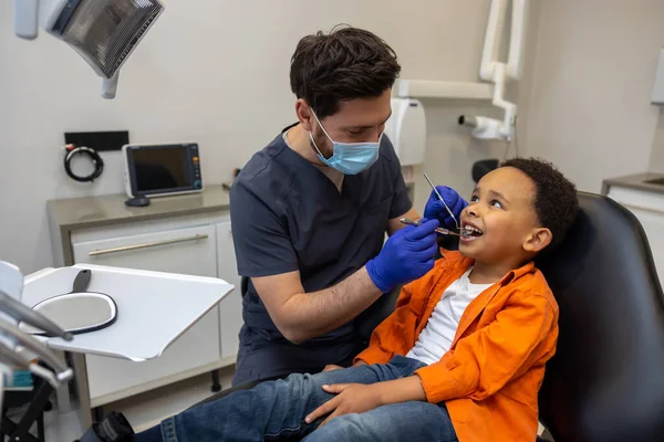 Στην Οδοντιατρική Άντρας Γιατρός Μάσκα Ελέγχει Τον Ασθενή Του — Φωτογραφία Αρχείου
