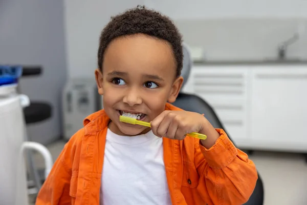 Στην Οδοντιατρική Σκούρο Αγόρι Που Βουρτσίζει Δόντια Του — Φωτογραφία Αρχείου