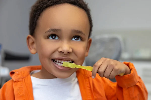 Odontología Afro Americano Chico Buscando Involucrado Mientras Cepilla Los Dientes —  Fotos de Stock