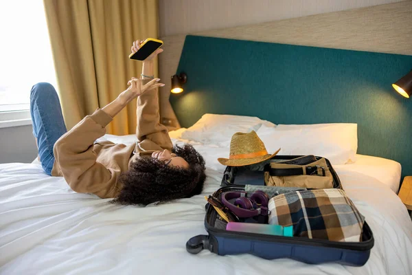自私自利漂亮的年轻女子在旅馆的床上打瞌睡 — 图库照片