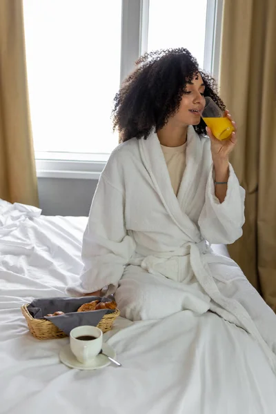 ホテルの朝食 可愛いです若いです女性でホワイトバスローブ持っています朝食 — ストック写真