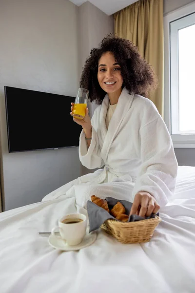 Frukost Hotellet Söt Ung Kvinna Vit Badrock Äter Frukost — Stockfoto