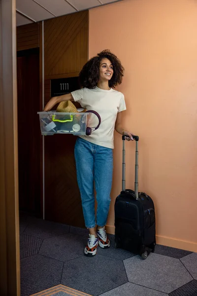 Přílet Mladá Usměvavá Žena Přijíždí Hotelu — Stock fotografie