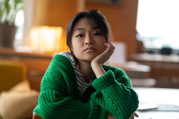 Rapariga Séria Menina Asiática Camisa Verde Casa Olhando Sério — Fotografia de Stock