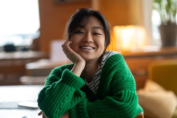 Menina Feliz Menina Asiática Camisa Verde Casa Olhando Feliz — Fotografia de Stock