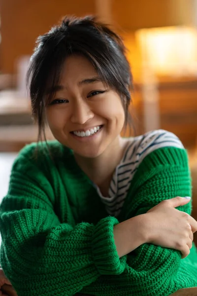 Chica Feliz Asiática Chica Verde Camisa Casa Sonriendo Muy Bien — Foto de Stock