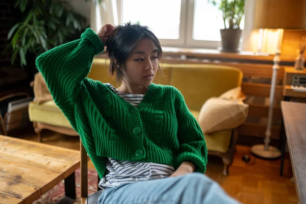 Интернете Азиатская Девушка Зеленой Рубашке Смотрит Выглядит Вовлеченным — стоковое фото