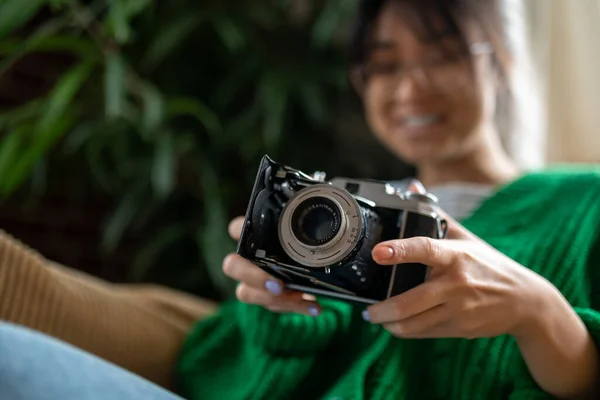 Fotograf Leende Asiatisk Ung Flicka Med Gammaldags Kamera — Stockfoto