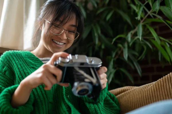 Fotógrafo Sonriendo Asiática Joven Chica Con Anticuado Cámara — Foto de Stock