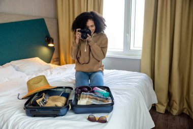 Resim yapıyorum. Genç bir kadın bavulun resmini yapıyor.