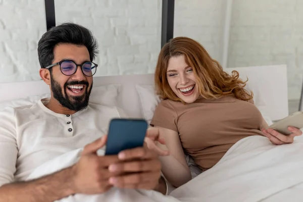 Fröhliche Männer Und Frauen Verbringen Das Wochenende Gemeinsam Bett Benutzen — Stockfoto