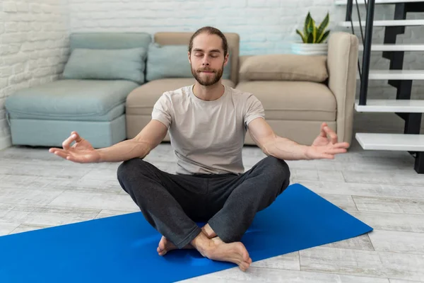 Hombre Consciente Meditando Casa Tranquilo Chico Tranquilo Practicando Yoga Pose — Foto de Stock