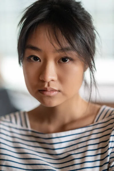 Evde Evde Çizgili Gömlekli Genç Asyalı Kadın Var — Stok fotoğraf