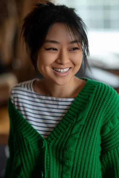 Contento Asiática Chica Verde Camisa Casa Buscando Contento — Foto de Stock