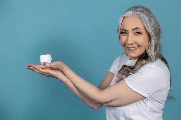 Crema Edad Mujer Camiseta Blanca Demonstarting Nueva Crema Edad Buscando —  Fotos de Stock