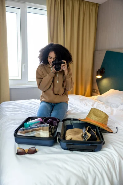 年轻女人在床上画手提箱的照片 — 图库照片
