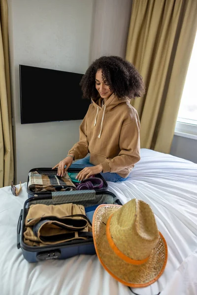 Klaar Voor Vakantie Krullenbol Mooi Jong Vrouw Inpakken Haar Koffer — Stockfoto