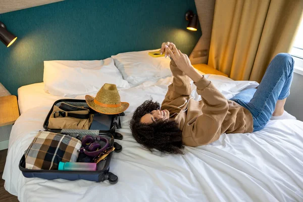 Selfie Linda Joven Mujer Haciendo Slefie Cama Hotel —  Fotos de Stock