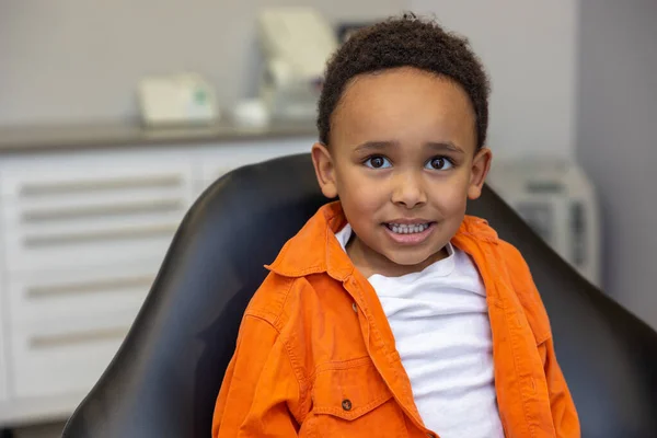 Odontologia Menino Pele Escura Olhando Feliz Após Sessão Dentista — Fotografia de Stock